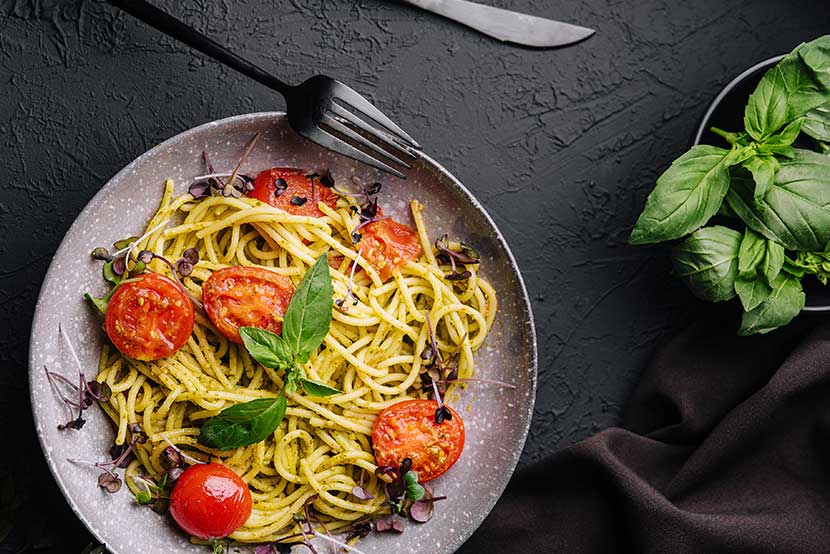 Makaron z pesto bazyliowym i pomidorkami koktajlowymi